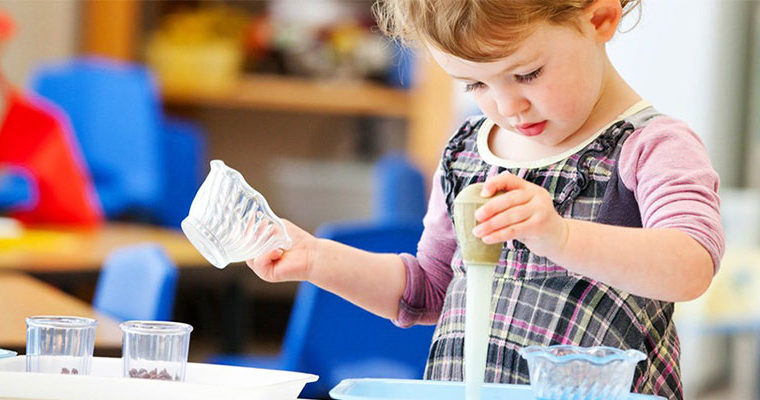 Metodo Montessori: i travasi
